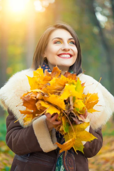 Frau posiert im Herbstpark — Stockfoto