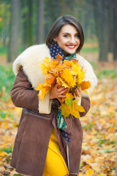 Femme posant dans le parc d'automne — Photo