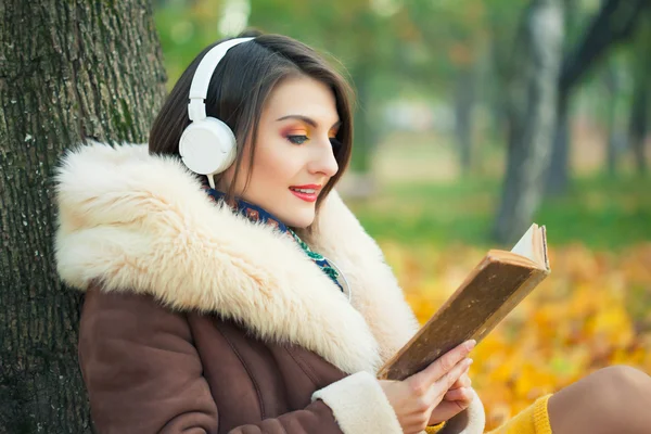 Libro de lectura mujer —  Fotos de Stock