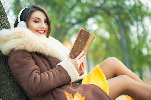 Libro de lectura mujer —  Fotos de Stock