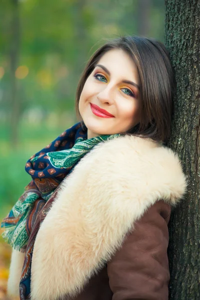 Frau im Herbstpark — Stockfoto