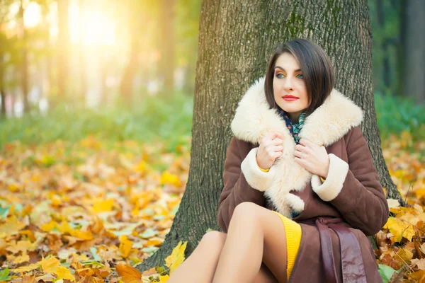 Woman  in autumn park — Stock Photo, Image