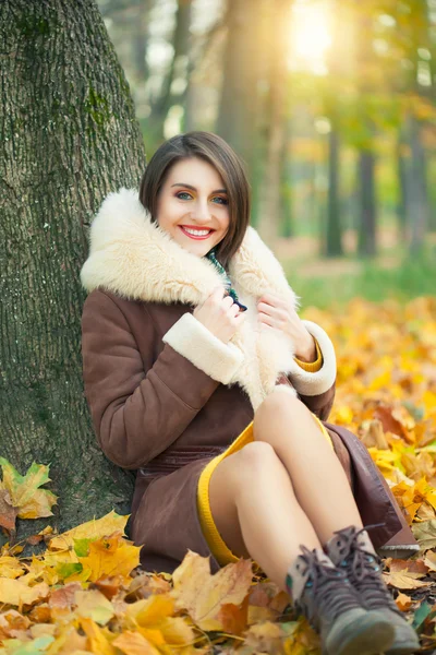 Donna nel parco d'autunno — Foto Stock