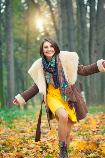 Donna nel parco d'autunno — Foto Stock