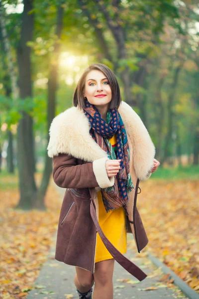 Femme courant dans le parc d'automne — Photo