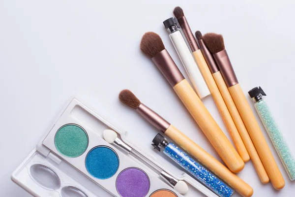 Pinceles de maquillaje y cosméticos — Foto de Stock