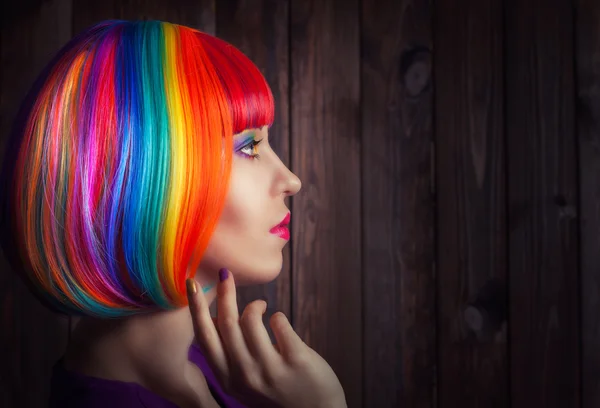 Femme portant une perruque colorée — Photo