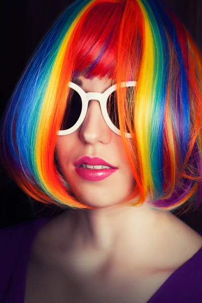 Mujer vistiendo peluca colorida —  Fotos de Stock