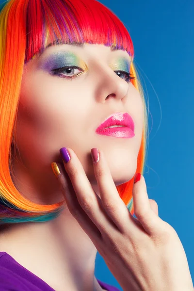 Mujer vistiendo peluca colorida — Foto de Stock