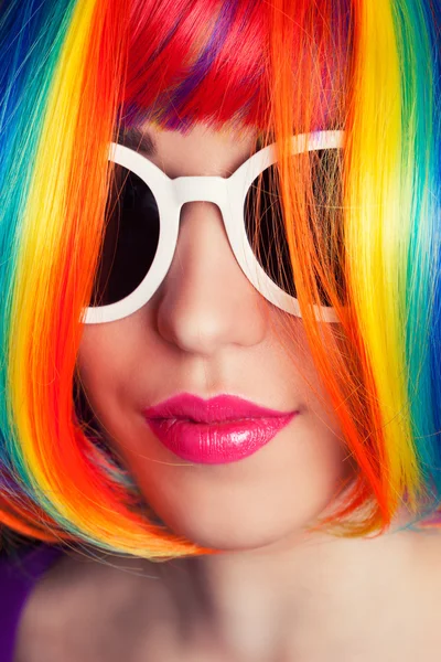 Žena nosí barevná paruka Stock Fotografie
