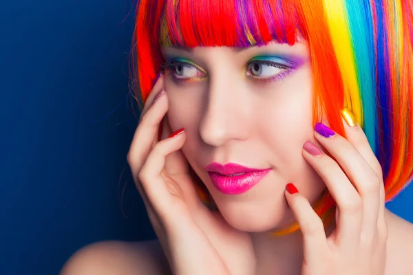 Женщина в разноцветном парике — стоковое фото