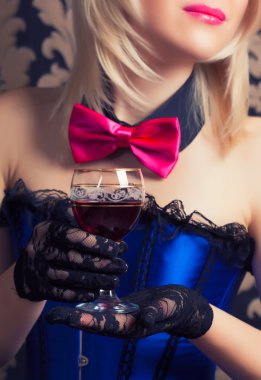 Güzel bir kadın ve bir kadeh kırmızı şarap.