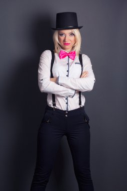 Silindir şapka ve kravat giyen kadın