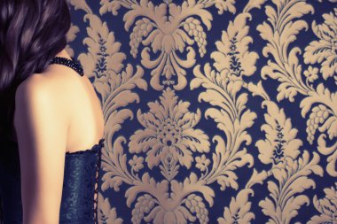 siyah korse ve inciler giyen kadın