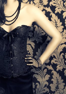 siyah korse ve inciler giyen kadın