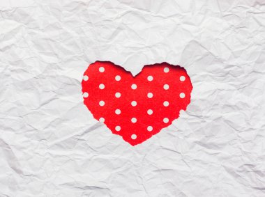 Kalp şekli sembol beyaz yırtık kağıt