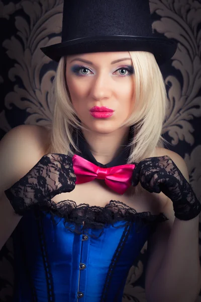 Beautiful cabaret woman — Stock Photo, Image