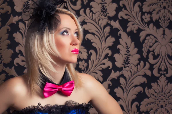 Cabaret kvinna i bow-tie — Stockfoto
