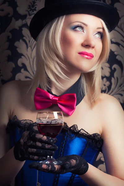 Gyönyörű nő egy pohár vörösborral — Stock Fotó