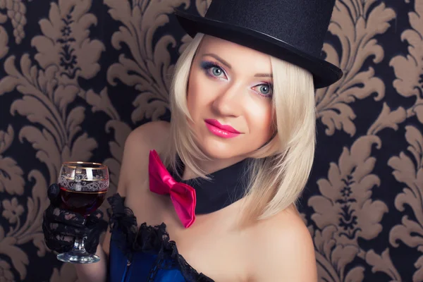 Hermosa mujer con copa de vino tinto — Foto de Stock