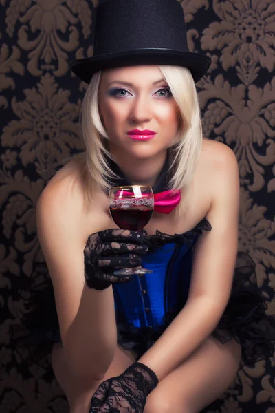 Hermosa mujer con copa de vino tinto —  Fotos de Stock