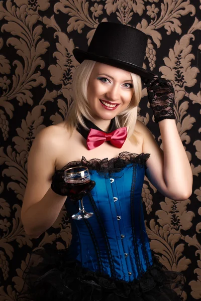 Krásná žena se sklenicí červeného vína — Stock fotografie