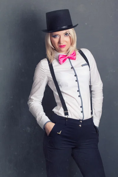 Woman wearing top hat and bow tie — Stock Photo, Image