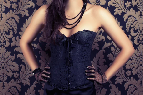 Femme portant corset noir et perles — Photo