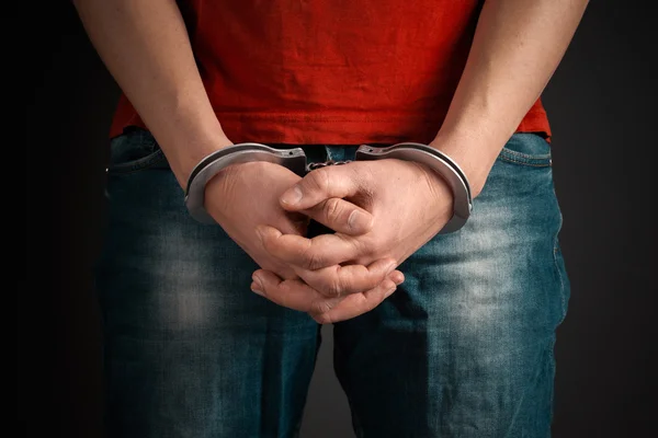 Чоловічі руки в наручниках — стокове фото
