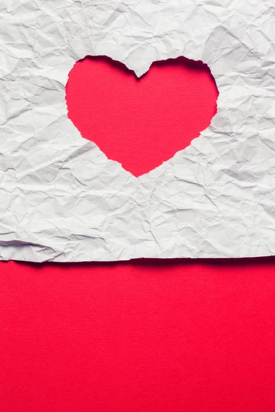 Bílý potrhaný papír ve tvaru symbolu srdce — Stock fotografie