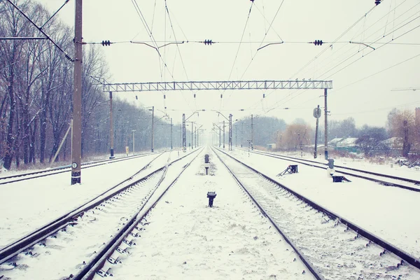 火车铁轨在冬雾里 — 图库照片