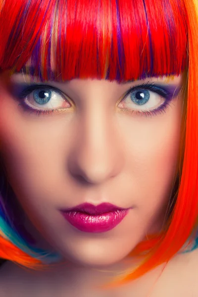 Bella donna in parrucca colorata — Foto Stock