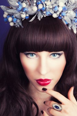 Tasarımcı çelenk giyen genç kadın