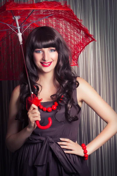 Kırmızı dantel şemsiye ile poz kadın — Stok fotoğraf