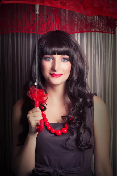 Femme posant avec parapluie en dentelle rouge — Photo