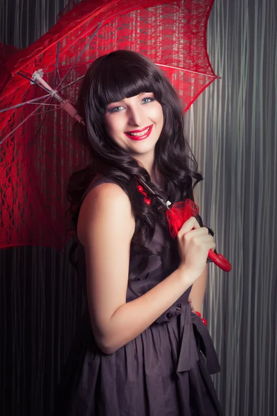 Mujer posando con paraguas de encaje rojo — Foto de Stock