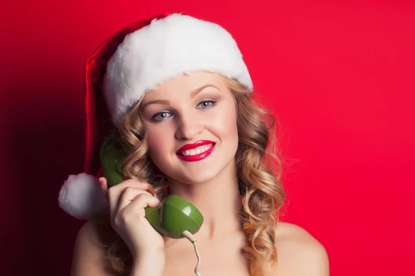 Mujer con traje de Santa Claus sosteniendo el teléfono viejo —  Fotos de Stock