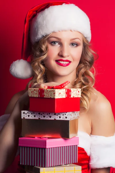 Vrouw draagt Santa Claus kostuum met geschenkdozen — Stockfoto