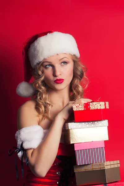 Mujer en traje de Santa Claus sosteniendo cajas de regalo —  Fotos de Stock