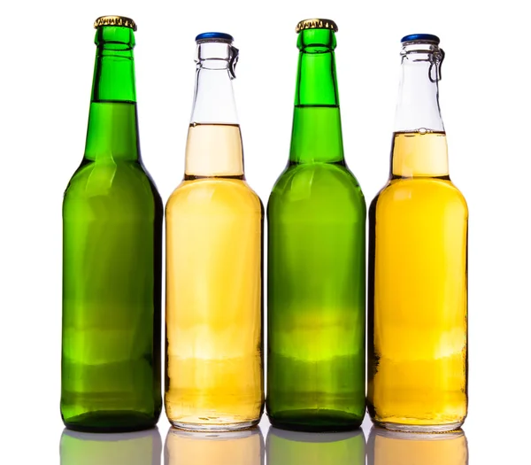 滴とビールのボトル — ストック写真