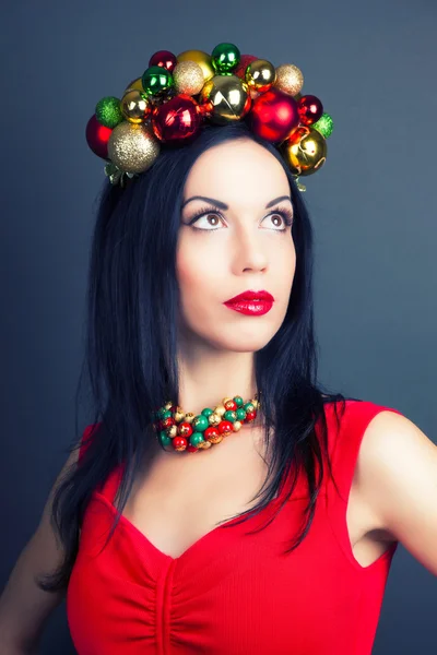 Mujer con corona de Navidad — Foto de Stock