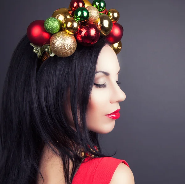 Mujer con corona de Navidad — Foto de Stock