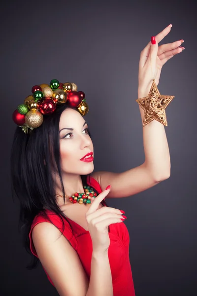 Femme portant une couronne de Noël — Photo