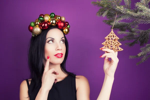 Mujer con corona de Navidad —  Fotos de Stock