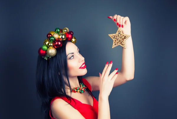 Mujer con corona de Navidad —  Fotos de Stock