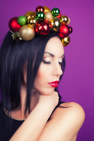 Mujer con corona de Navidad — Foto de Stock