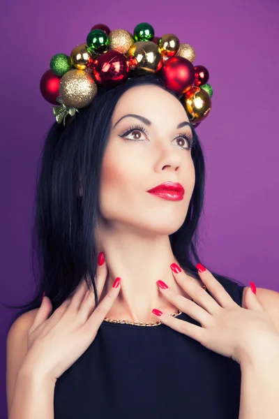 Femme portant une couronne de Noël — Photo