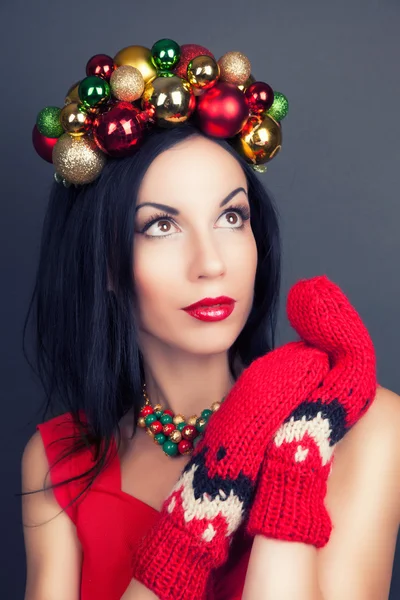 Mujer con corona de Navidad — Foto de Stock