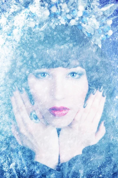 Mujer vistiendo corona de diseñador congelada en hielo — Foto de Stock