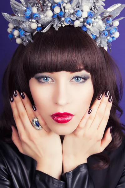 デザイナーの花輪を身に着けている若い女性 — ストック写真